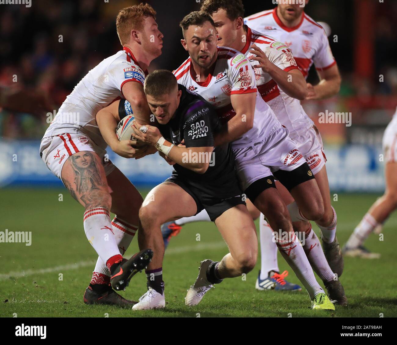 Harvey Livett von Hull KR und Ryan Brierley packen Ryan Hampshire von Wakefield während des Betfred Super League Matches im Craven Park, Hull an. Stockfoto