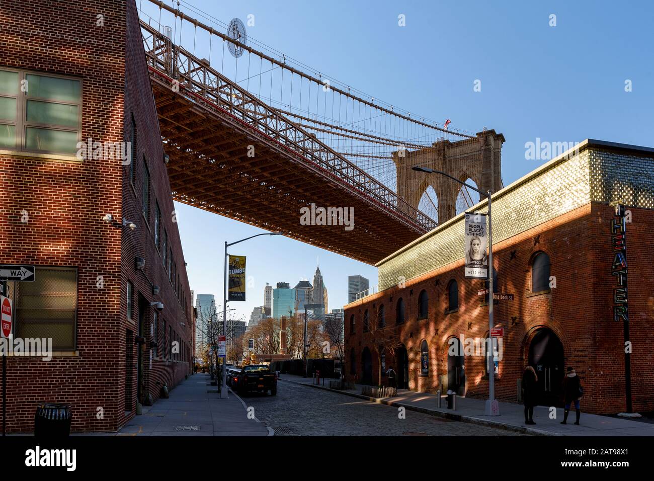 New York (Brooklyn), USA - 25. Januar 2018: Brooklyn Bridge View from DUMBO, einem Stadtviertel im New Yorker Stadtbezirk Brooklyn. Stockfoto