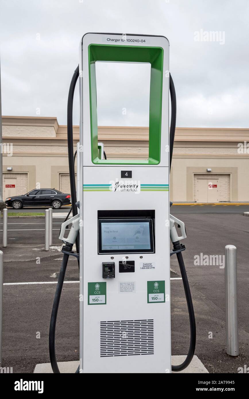 Neue Ladestation für Elektrofahrzeuge in einem Target Department Store in Gainesville, Florida. Stockfoto