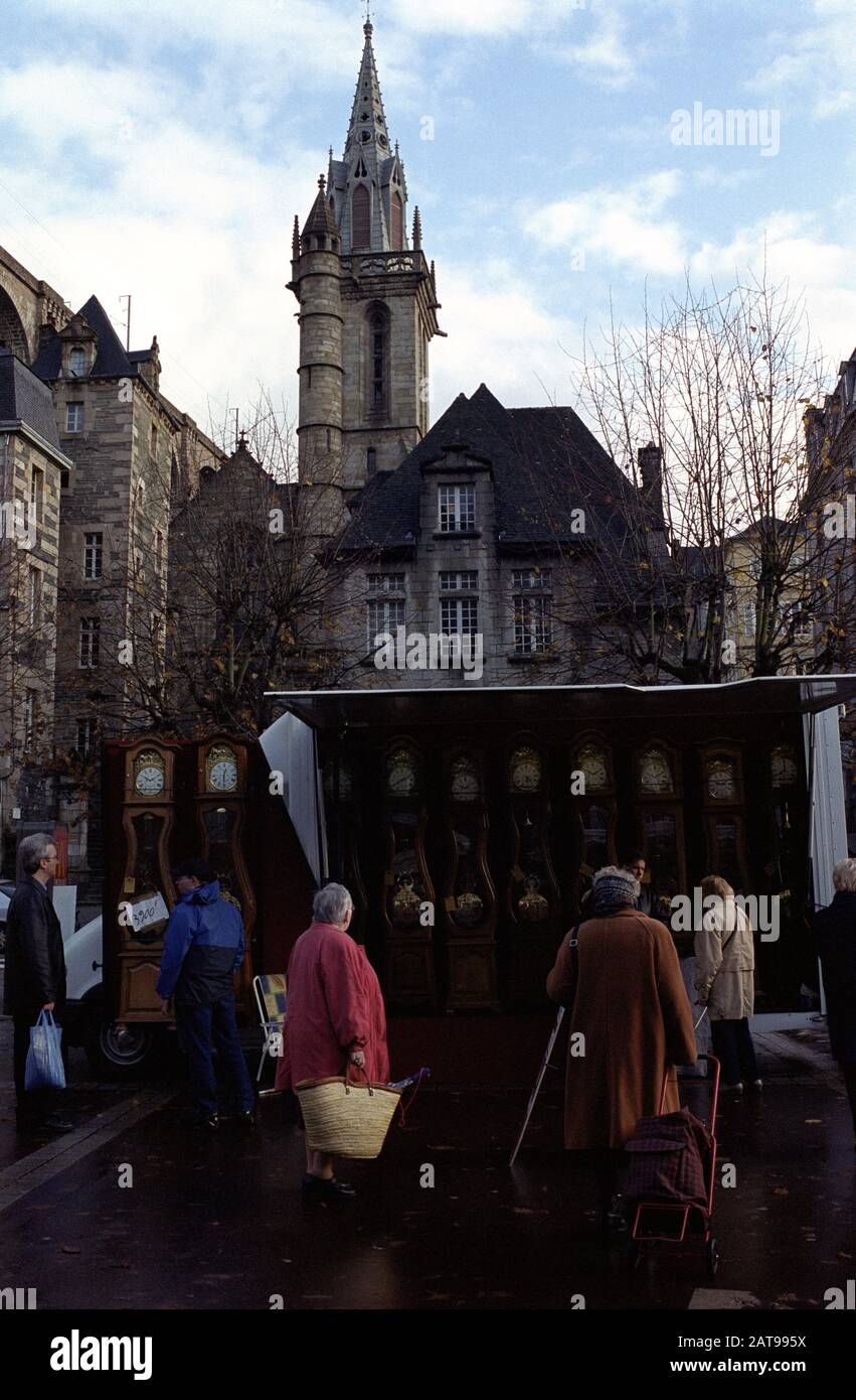 DER UHRENVERKÄUFER MORLAIX BRITANY FRANCE -STRASSENFOTOGRAFIE - SILBERBILD © FRÉDÉRIC BEAUMONT Stockfoto