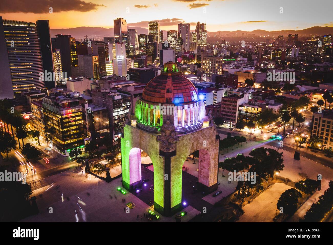 Mexiko-Stadt, Mexiko, Luftbild des architektonischen Denkmals der Revolution (Monumento a la Revolucion) in der Dämmerung. Stockfoto