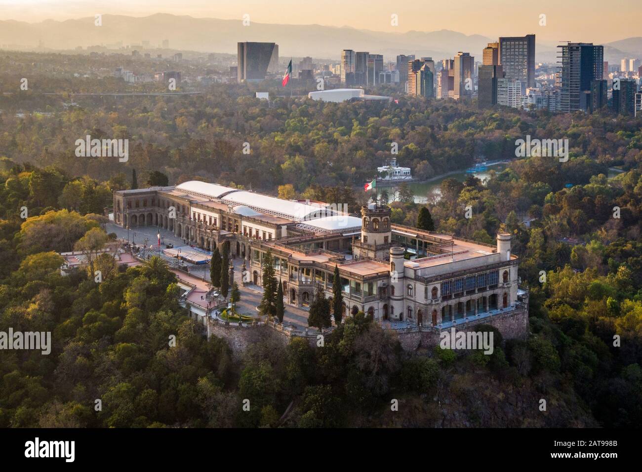 Mexiko-Stadt, Mexiko, Luftansicht der Burg Chapultepec bei Sonnenuntergang. Stockfoto
