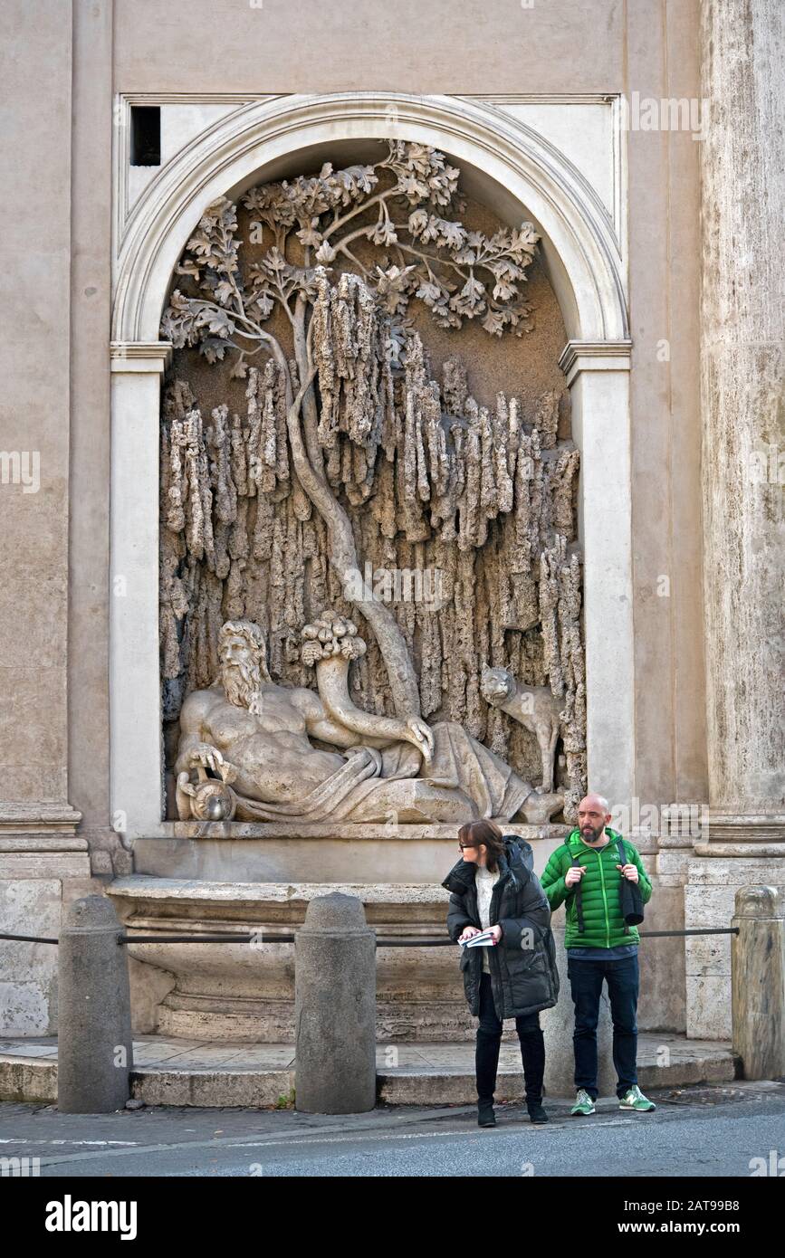 Einer von vier Springbrunnen, die den Fluss Tiber an Der Via delle Quattro Fontane, Rom, Italien darstellen. Stockfoto