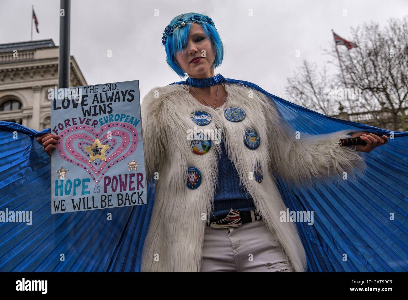 London, Großbritannien. Januar 2020. Die Madeleina Kay der EU-Supergirl war eine der Treffen in Downing St für einen Festzug zur Europäischen Kommission im Europahaus am Smith Square. Rechtsextreme Brexiteers kamen zu Beleidigungen bei ihnen, bevor sie verließen, und es gab fortgesetzte Beschuldigungen von Brexiteers, als sie sich auf den Weg nach Whitehall und durch den Parliament Square machten. Die Mitarbeiter des Hauses Europa begrüßten sie beim Abschied, feierten 47 Jahre Zusammenarbeit und hofften, dass wir vor zu langer Zeit wieder mit Europa vereint werden. Peter Marshall/Alamy Live News Stockfoto