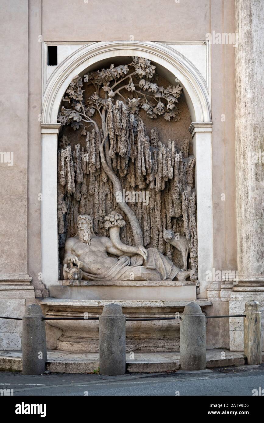 Einer von vier Springbrunnen, die den Fluss Tiber an Der Via delle Quattro Fontane, Rom, Italien darstellen. Stockfoto