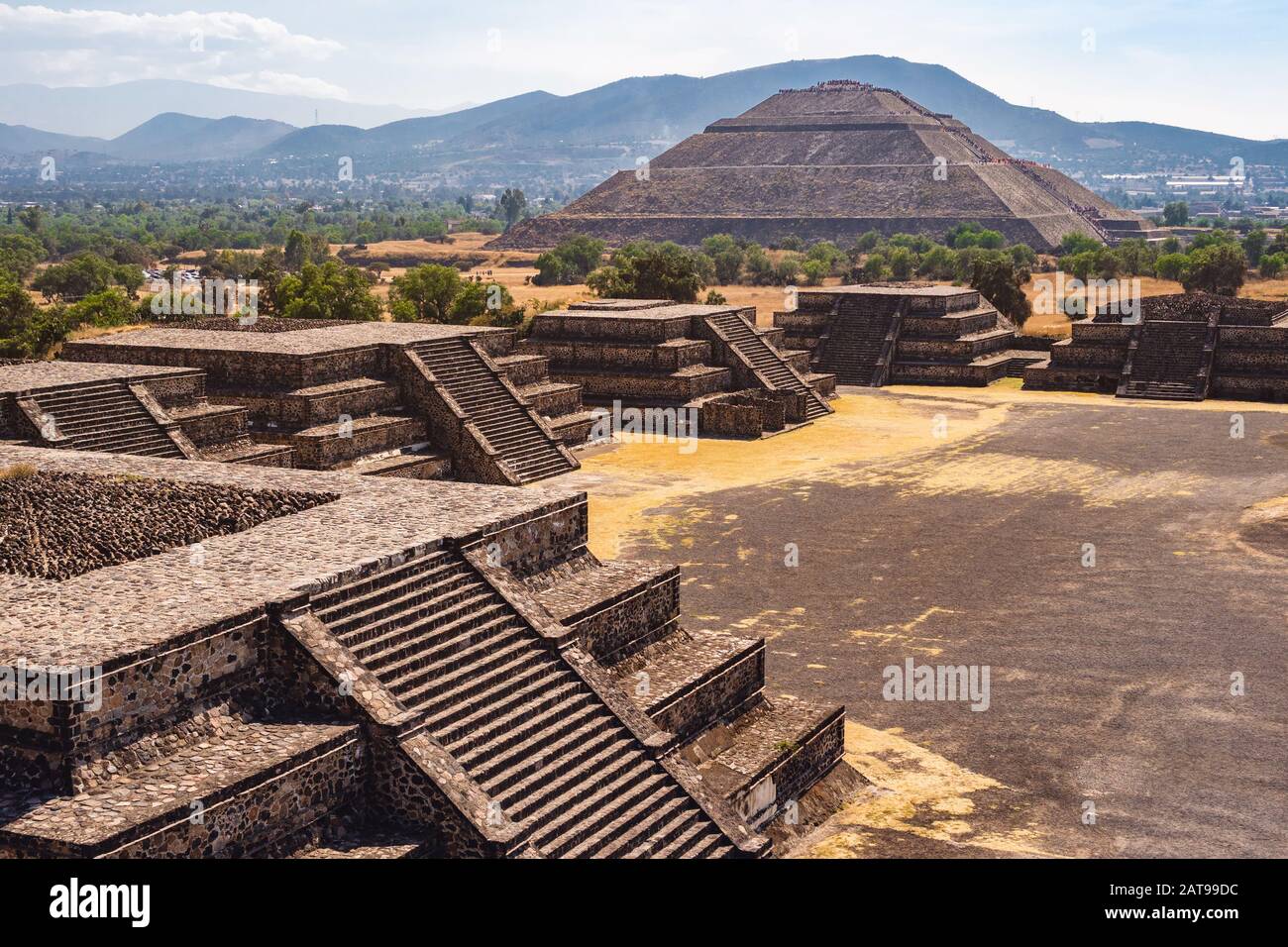 Blick auf die Sonnenpyramide und die Ruinen in der alten aztekischen Stadt Teotihuacan, in der Nähe von Mexiko-Stadt, Mexiko. Stockfoto