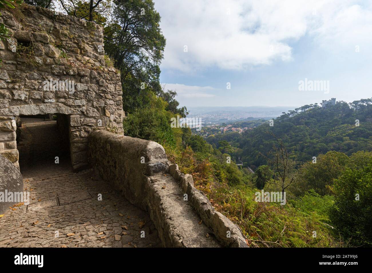 Teil der umliegenden Mauer und Fußweg zur mittelalterlichen Bergburg Castelo dos Mouros (Die Burg der Mauren) in Sintra, Portugal. Stockfoto