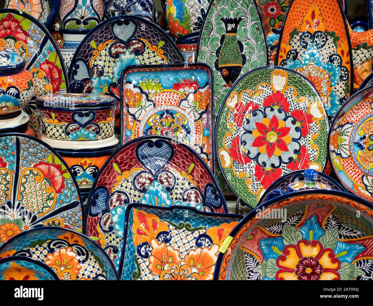 Farbenfrohe Keramik auf dem Straßenmarkt und Souvenirladen in San Miguel de Allende, Guanajuato, Mexiko. Stockfoto