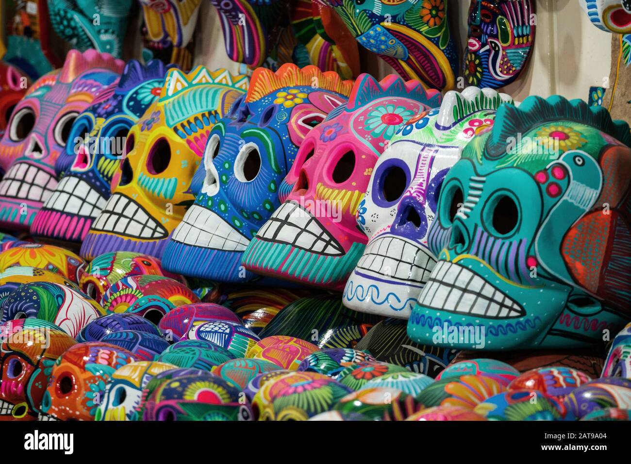 Dekorierte bunte Schädel auf dem Straßenmarkt in San Miguel de Allende, Mexiko, Tag der Toten (Dia de los Muertos) Konzept. Stockfoto
