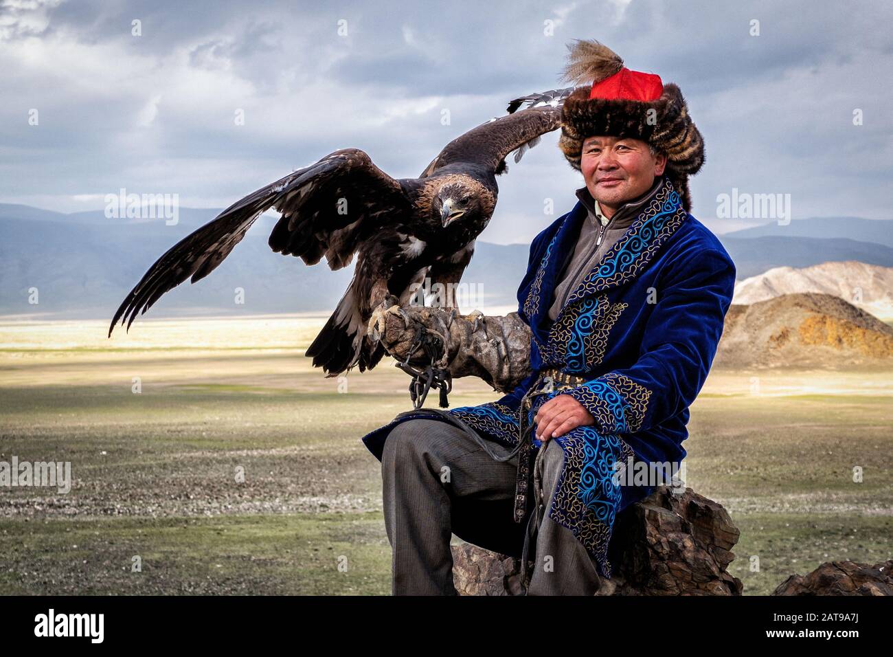 Eagle Hunter mit seinem goldenen Adler in Bayan Olgii, West Mongolia. Stockfoto