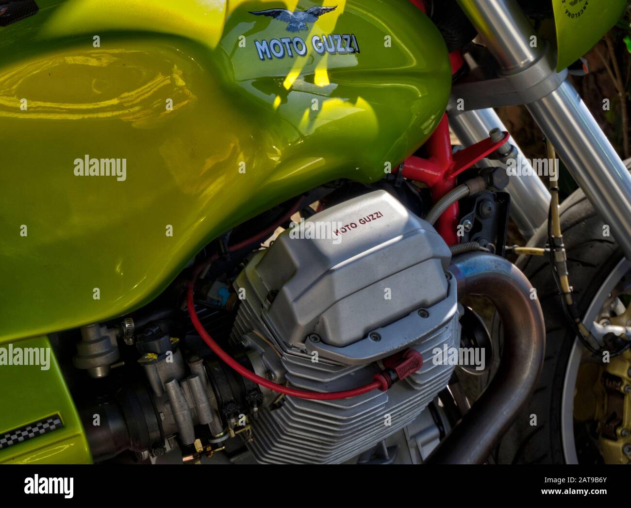 Rimini, Italien - 20. Oktober 2019: Nahaufnahme des kalkgrünen Moto Guzzi Motorrad-Benzintanks und des Zylinderkopfs Stockfoto