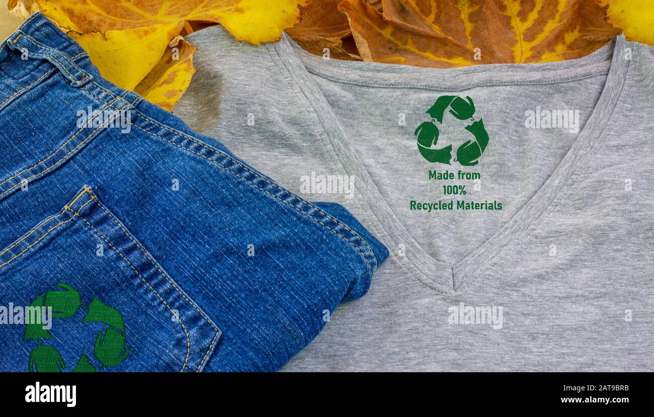 Herbst-Winter-Pullover recyceln Kleidung Symbol Recycling-Zeichen, auf T-Shirt und Jeans, nachhaltiges Modekonzept Stockfoto