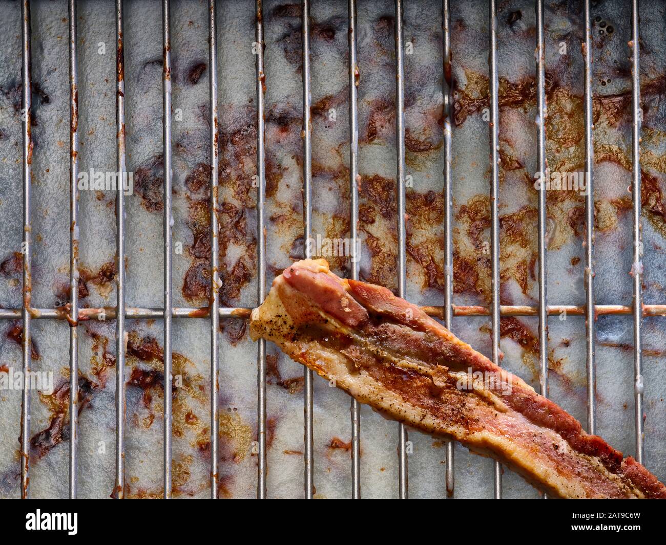 Kalter Speck mit geglühtem Speckfett in der Pfanne Stockfoto