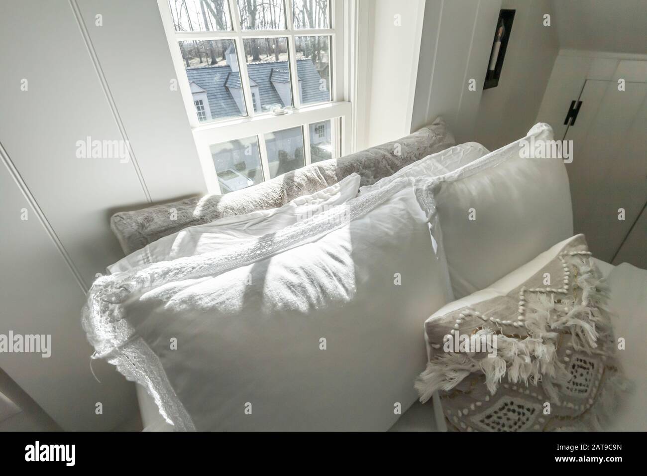 Bett im alten Stil im Schlafzimmer Stockfoto