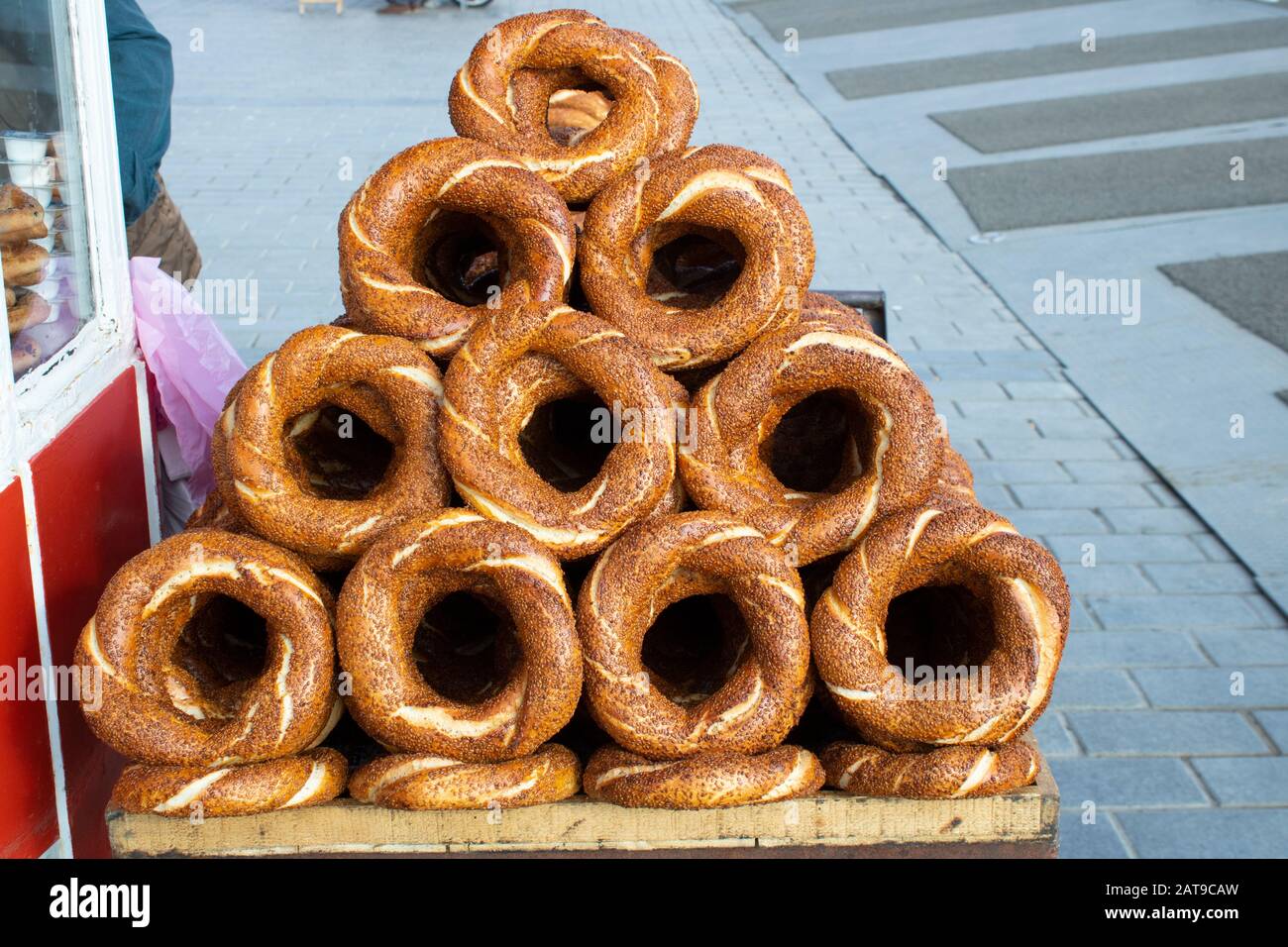 Bagel Counter Nahaufnahme. Die darauf befindlichen Bagels sind in einem Dreieck angeordnet. Stockfoto