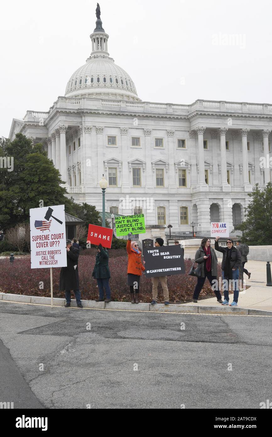 31. Januar 2020, Washington, DC, USA: 31. Januar 20 - US-Kapitol - Washington, D.C. Demonstranten demonstrieren außerhalb des US-Kapitols während des Senatsenthebungsverlagens von Präsident Donald J. Trump. (Bild: © Christy Bowe/ZUMA Wire) Stockfoto