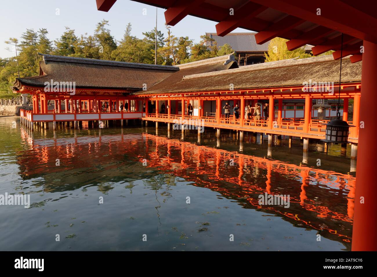 Itsukushima-Schrein bei Sonnenuntergang, auf der Insel Itsukushima (Miyajima) in der Präfektur Hiroshima, Japan. Stockfoto