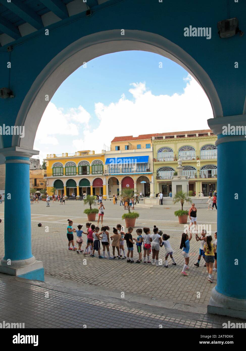 Kuba, Havanna, Plaza Vieja, Straßenszene, Kinder, Stockfoto
