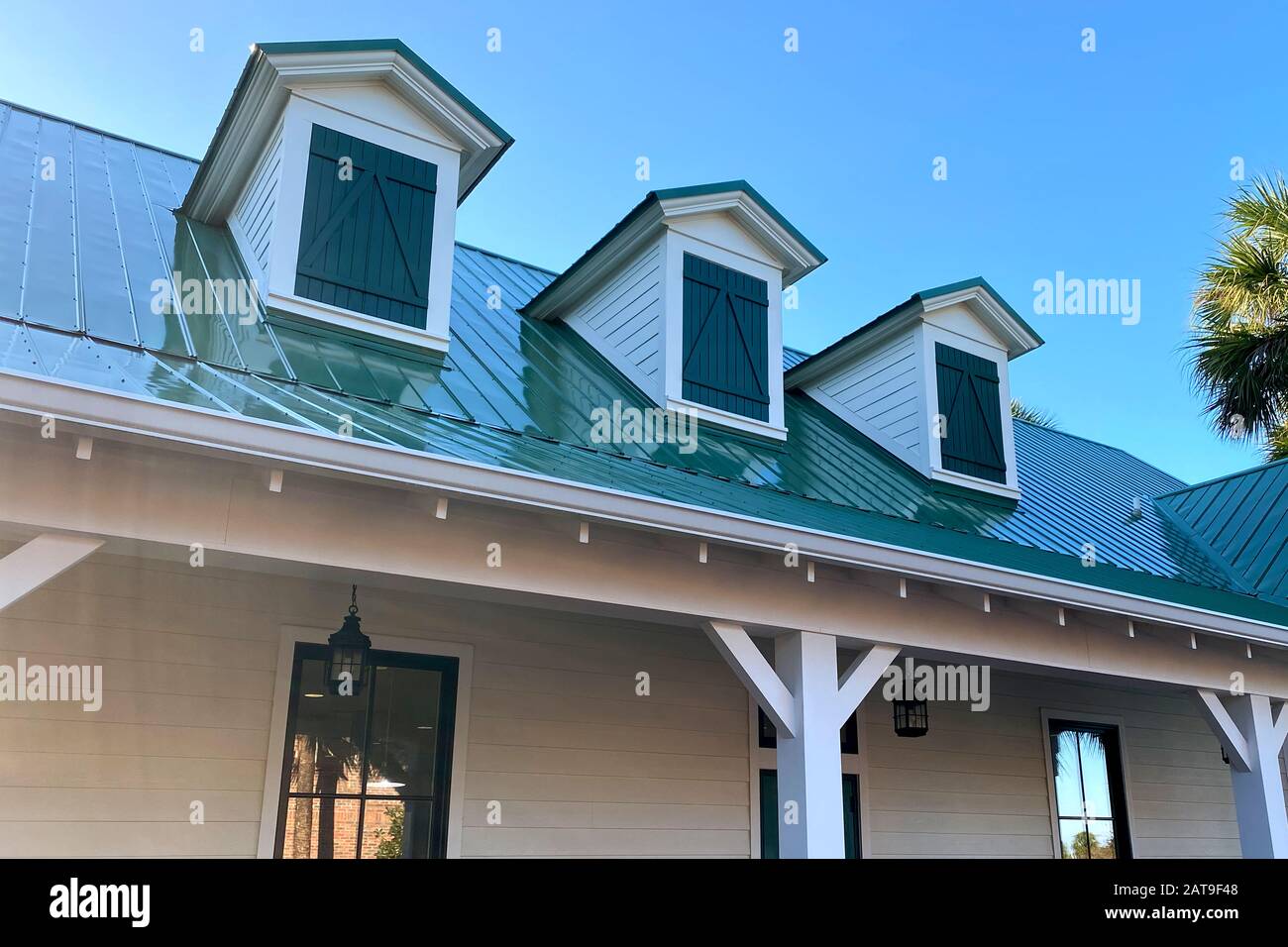 Eine Dachlinie des südlichen Hauses mit 3 Giebeln und grünen Schindeln Stockfoto