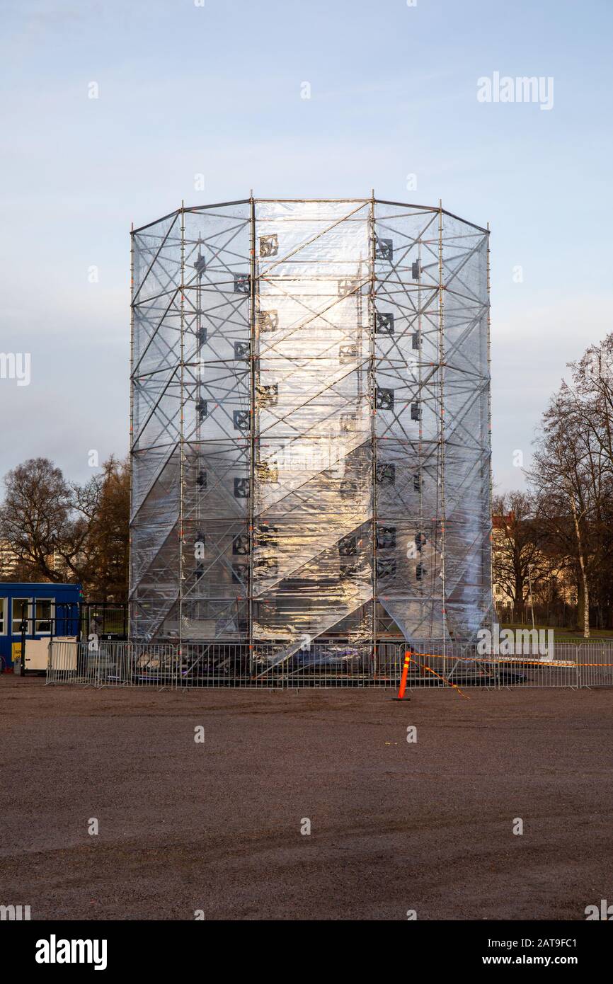 Kunststoffummantelt, sechseckiger Rahmen der Lichtinstallation von Ivo Schoofs, genannt Large Fire Tornado bei Lux Helsinki 2020 in Helsinki, Finnland Stockfoto