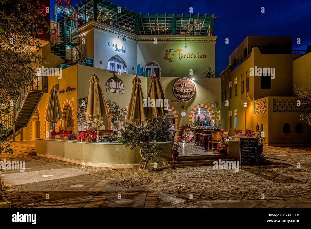 Nachtszene eines farbenfrohen Restaurants und Gasthauses an der Promenade in el Gouna, Ägypten, 14. Januar 2020 Stockfoto