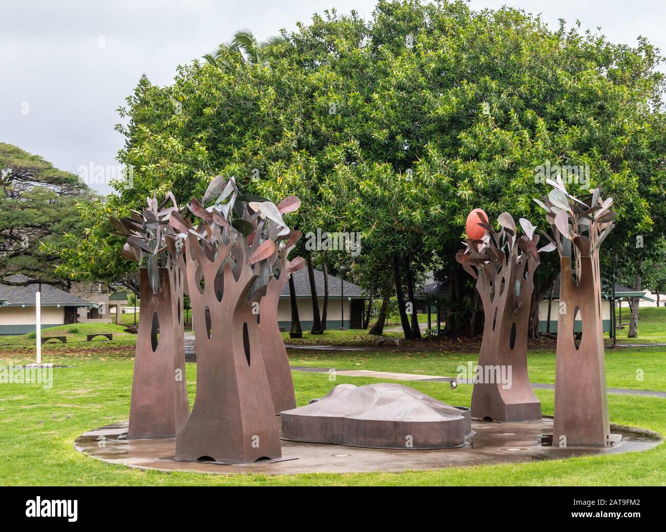 Kahului, Maui, Hawaii, USA. - 12. Januar 2020: Nahaufnahme der braunen rostigen Metallgruppe der Baumstatue auf grünem Rasen an der Universität von Hawaii, Maui colleg Stockfoto