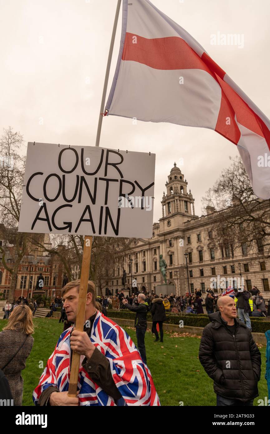 London, Großbritannien. Januar 2020. An einem historischen Tag in der britischen Politik feiern Brexit Anhänger auf dem Parliament Square, während Die Wähler In der Nähe der Downing Street zusammenkommen. Beide Fraktionen konfrontieren sich dann, während sie am Unterhaus vorbeigehen. Credit: Haydn Denman/Alamy Live News. Stockfoto