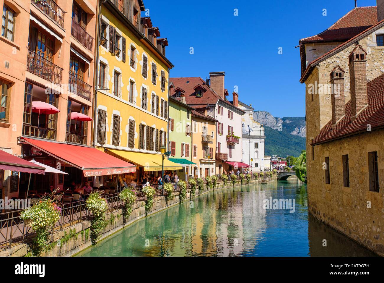 Blick auf den Fluss Thiou und die Altstadt von Annecy, der größten Stadt des französischen Departements der Region Savoie Stockfoto