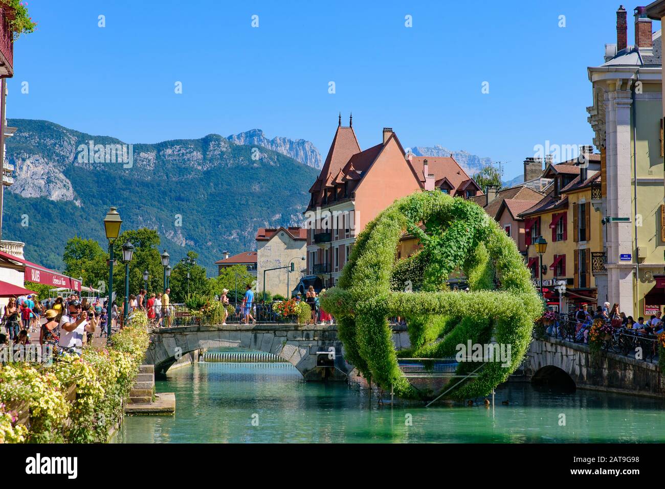 Blick auf den Fluss Thiou und die Altstadt von Annecy, der größten Stadt des französischen Departements der Region Savoie Stockfoto