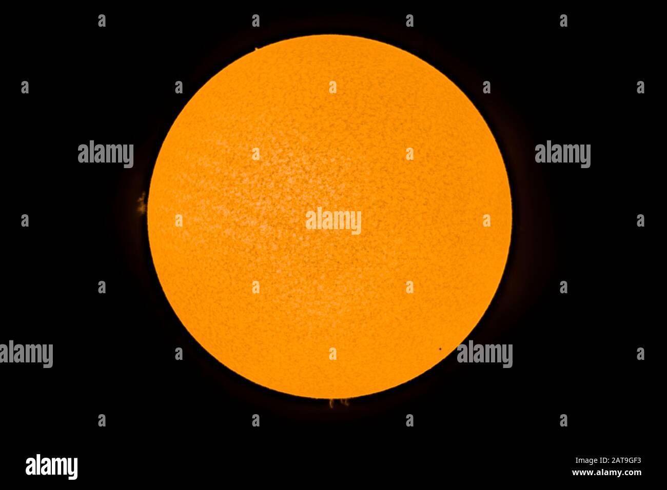 Ein erstaunliches astronomisches Ereignis, Planet Merkur Transit über die Sonnenoberfläche, 11. November 2019. Wir können die winzige Größe von Merkur im Vergleich zur Sonne sehen Stockfoto