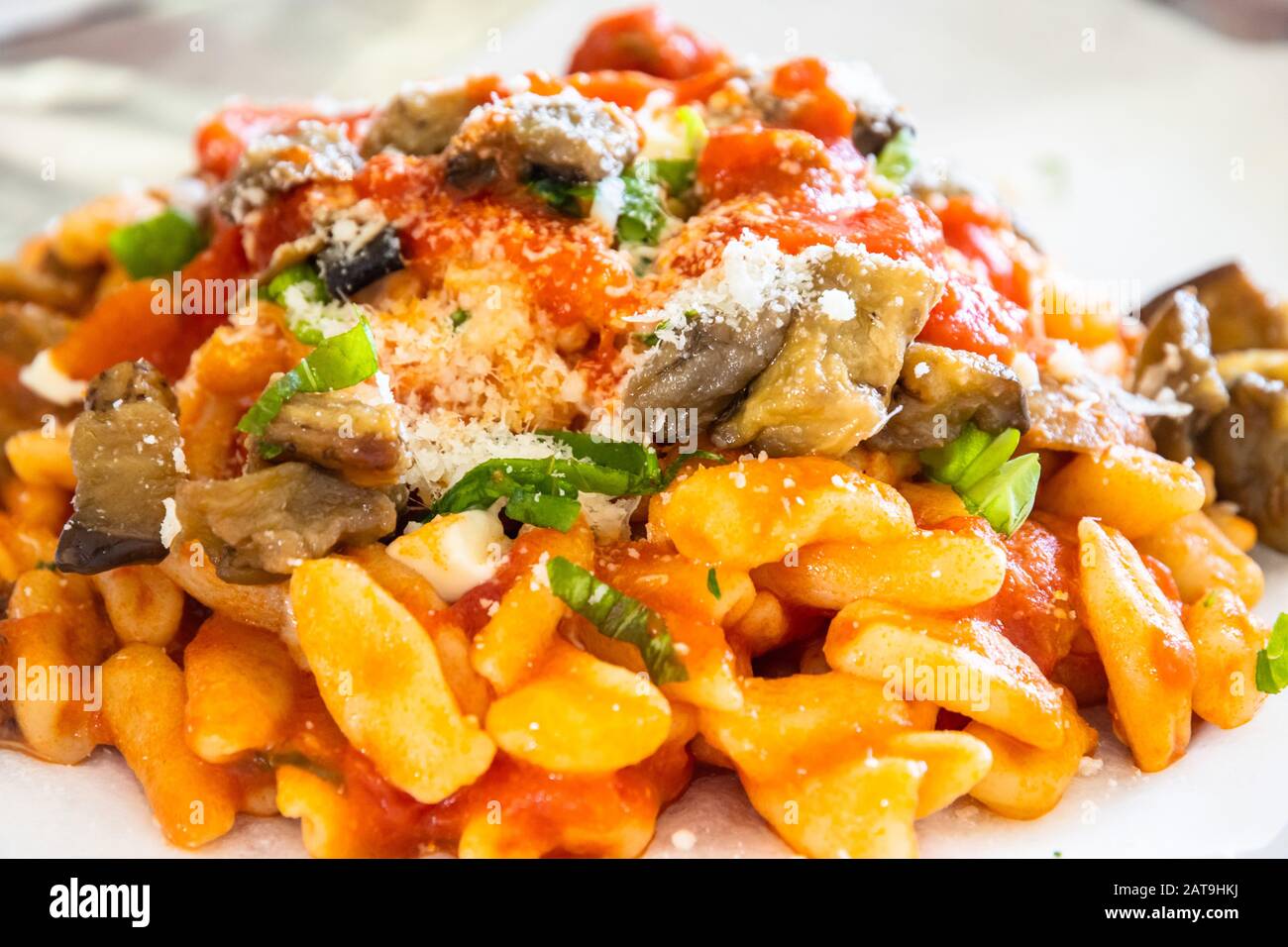 Pasta alla Norma - traditionelles, frisches sizilianisches Nudelrezept Stockfoto