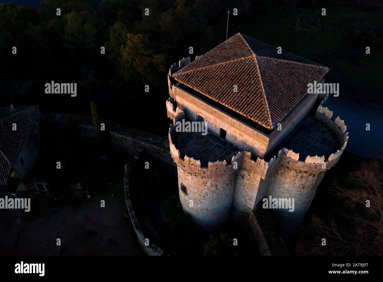 Luftaufnahme eines mittelalterlichen Schlosses in der erstaunlichen und verlassenen Stadt Granadilla. Eine beeindruckende mittelalterliche Burg mit Turm und Zinnen Stockfoto