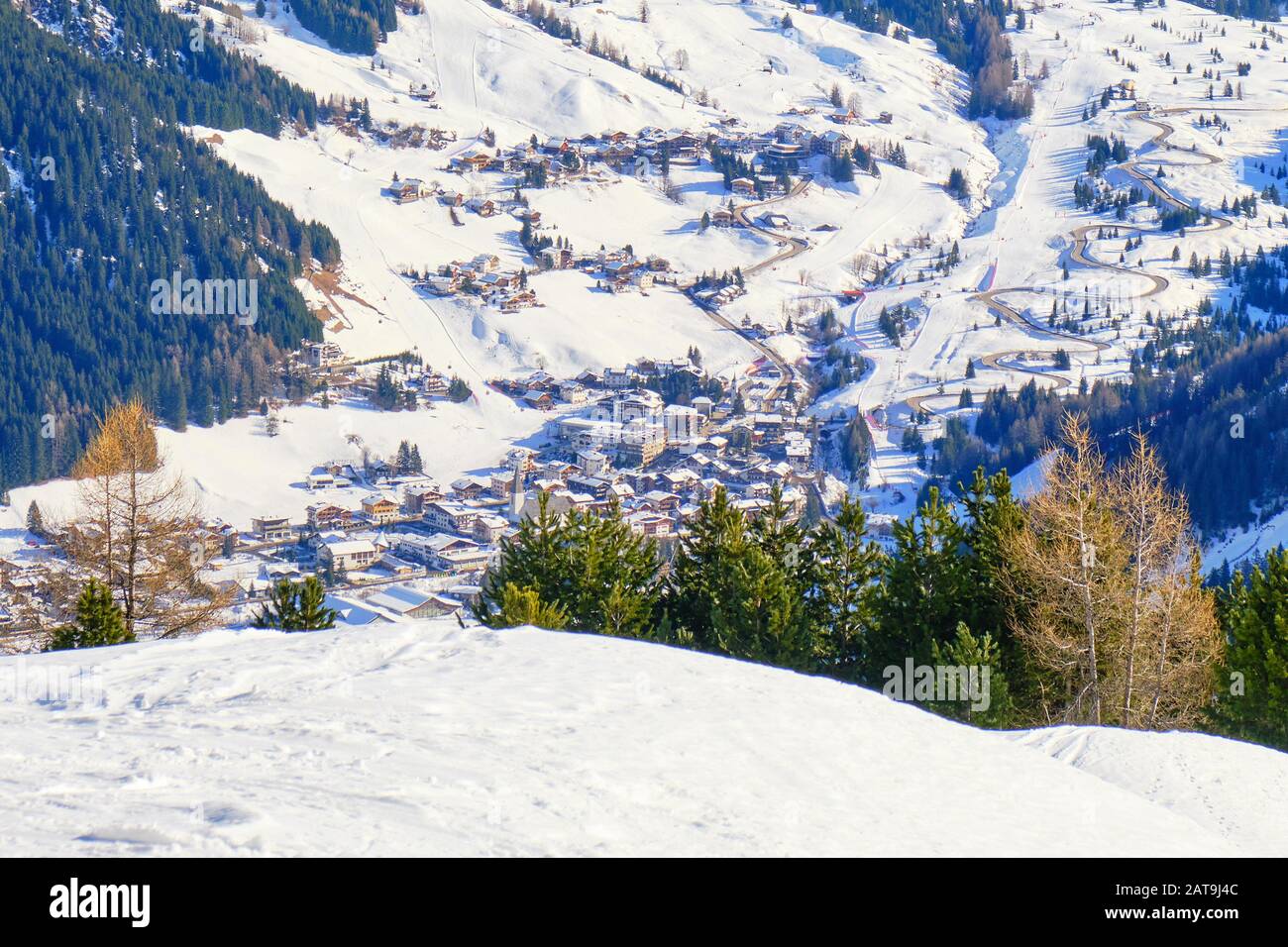 Corvara Bergdorf in den Bergen der Alpen, Südtirol, Italien, an einem sonnigen hellen Tag - Blick von der Skitour Sella ronda. Stockfoto
