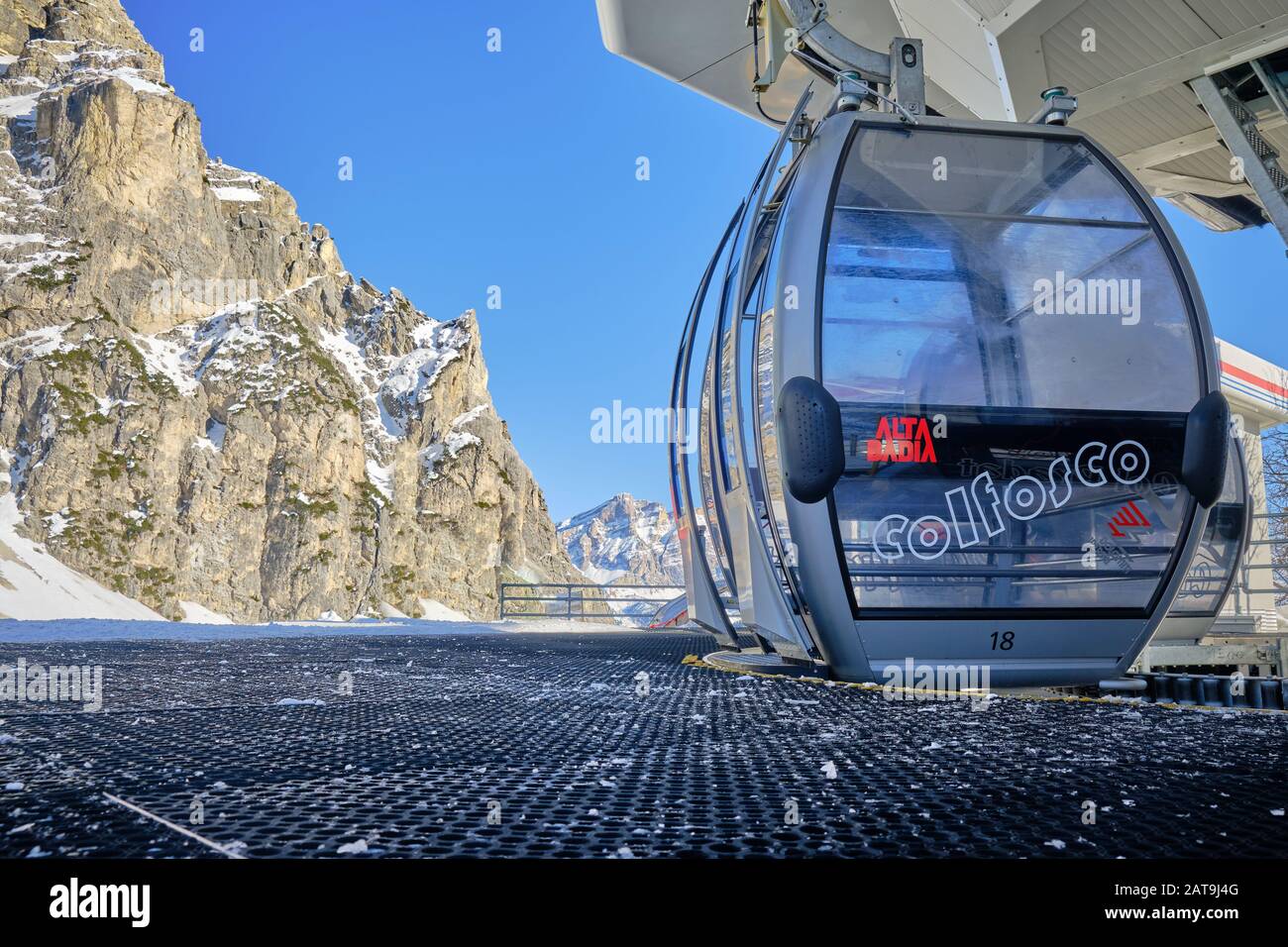 Colfosco, Italien - 24. Januar 2020: Obere Ski-Gondel-Station in Colfosco, Alta Badia, Teil der Domäne "Dolmiti Superski" in Italien, mit Türen eröffnet Stockfoto