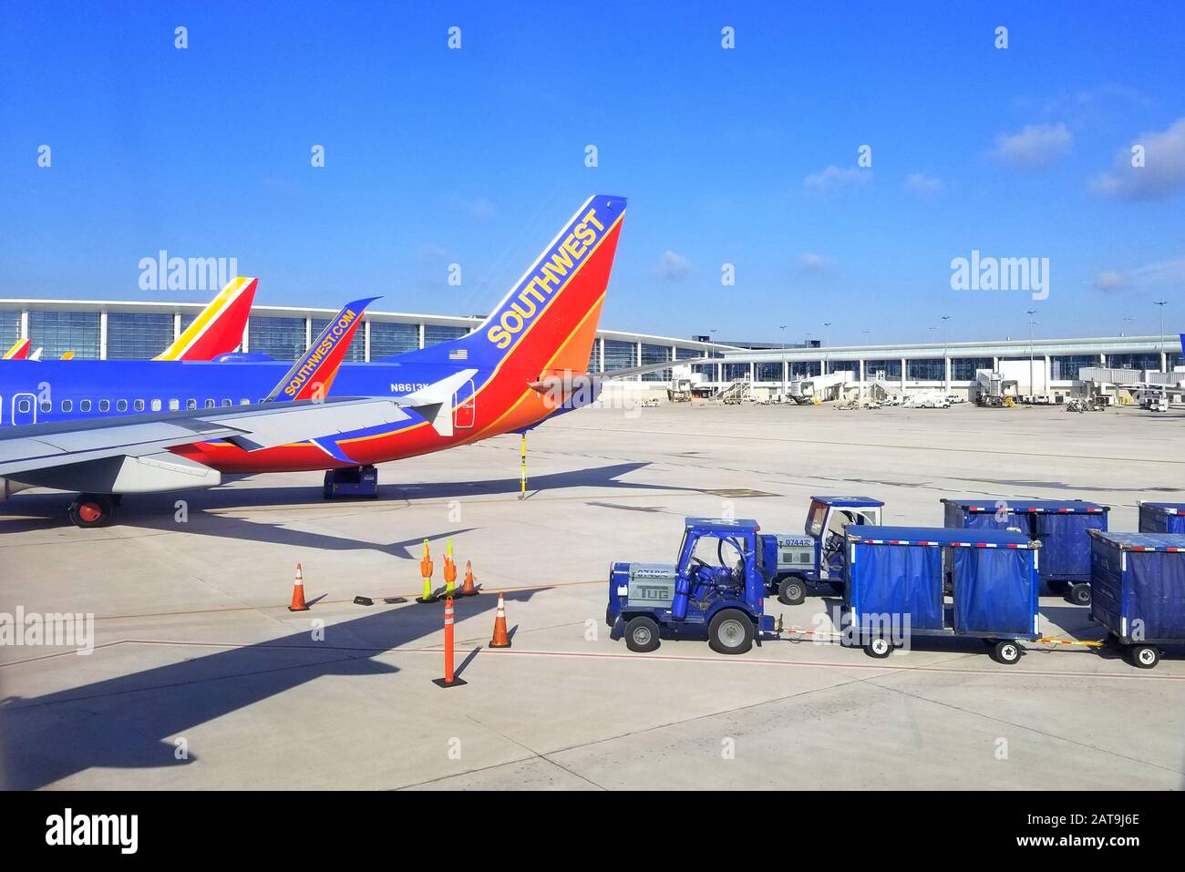 New Orleans, Louisiana, U.S.A - 31. Januar 2020 - Southwest Airlines fliegt neben einer Gepäckträgergesellschaft am Flughafen an Stockfoto