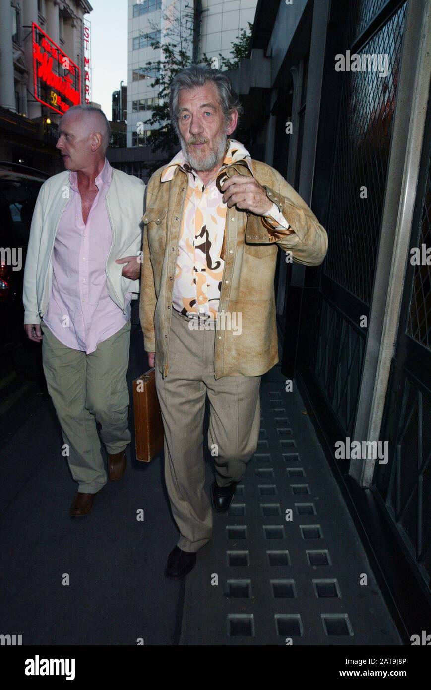 Ian McKellen & Friend Leaving The Ivy London (Credit-Image©Jack Ludlam) Stockfoto