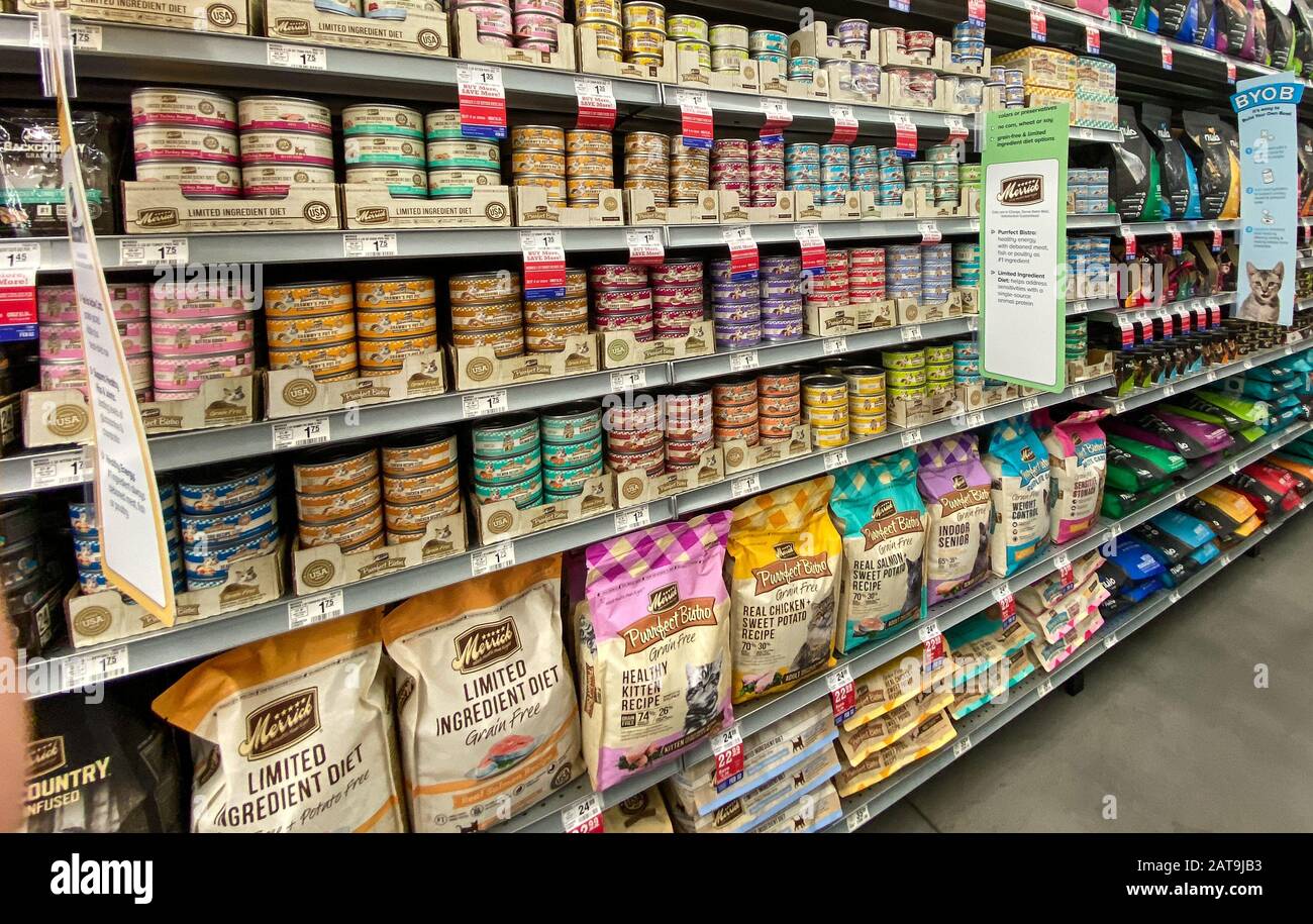 Orlando, FL/USA-1/29/20: Eine Anzeige von Merrick Backcountry Rohstoff Und Limited Ingredient Cat Food in einem Petsmart Superstore, das für Besitzer von Haustieren bereit ist Stockfoto