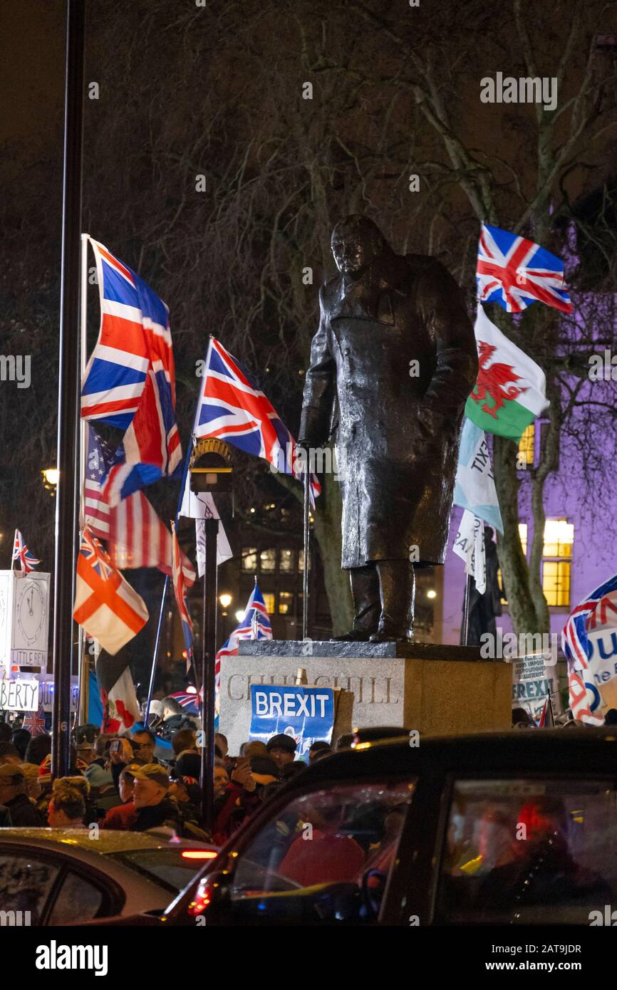 Parliament Square, London, Großbritannien. Januar 2020. "The Leave Means Leave Brexit Celebration" füllt den Parlamentsplatz vollständig mit einem Meer von Gewerkschaftsfahnen. Kredit: Malcolm Park/Alamy Live News. Stockfoto