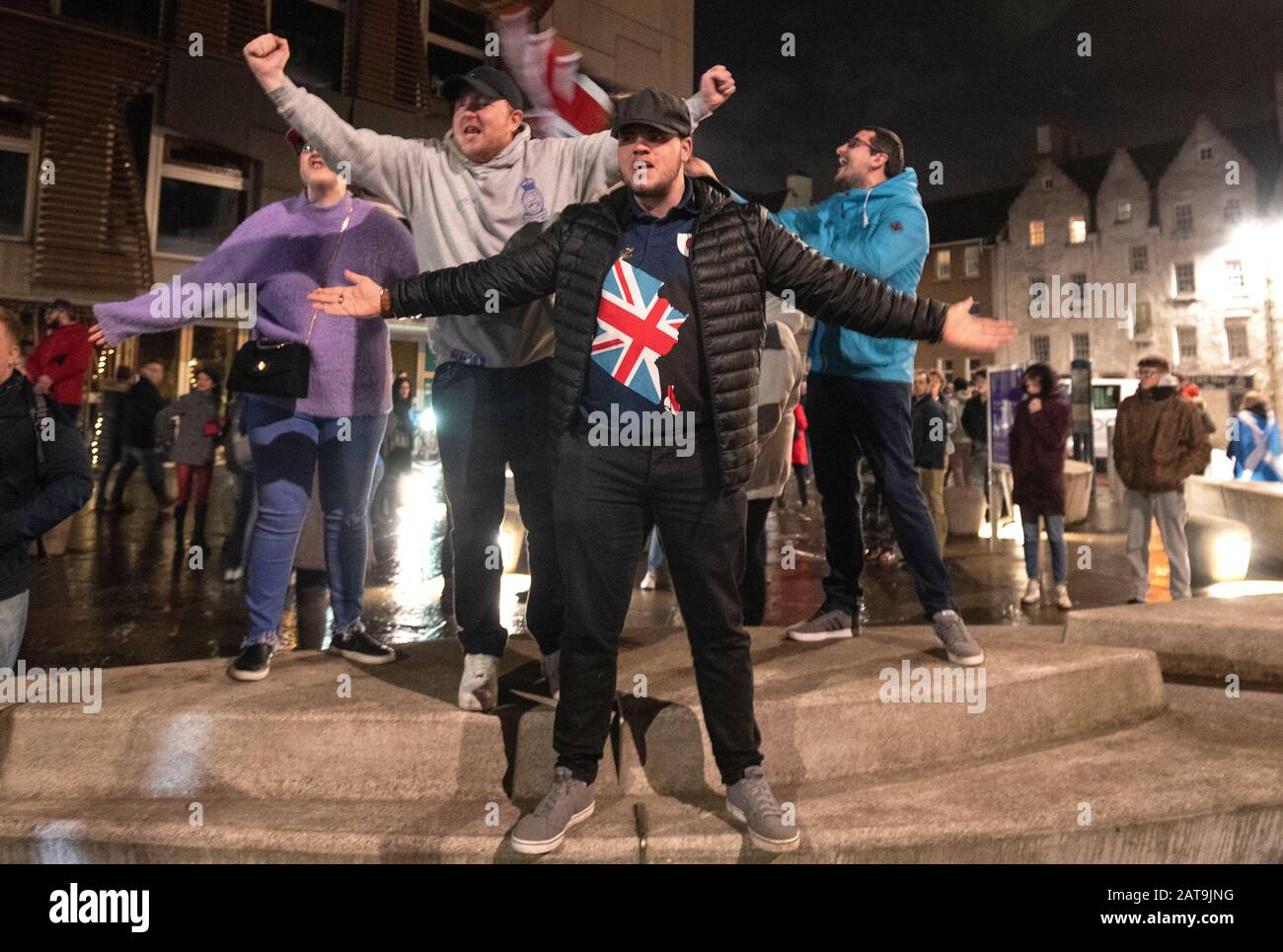 Pro-Brexit-Anhänger außerhalb des schottischen Parlaments in Edinburgh, nachdem das Vereinigte Königreich die Europäische Union am Freitag verlassen hatte und 47 Jahre enge und manchmal unbequeme Beziehungen zu Brüssel beendete. Stockfoto