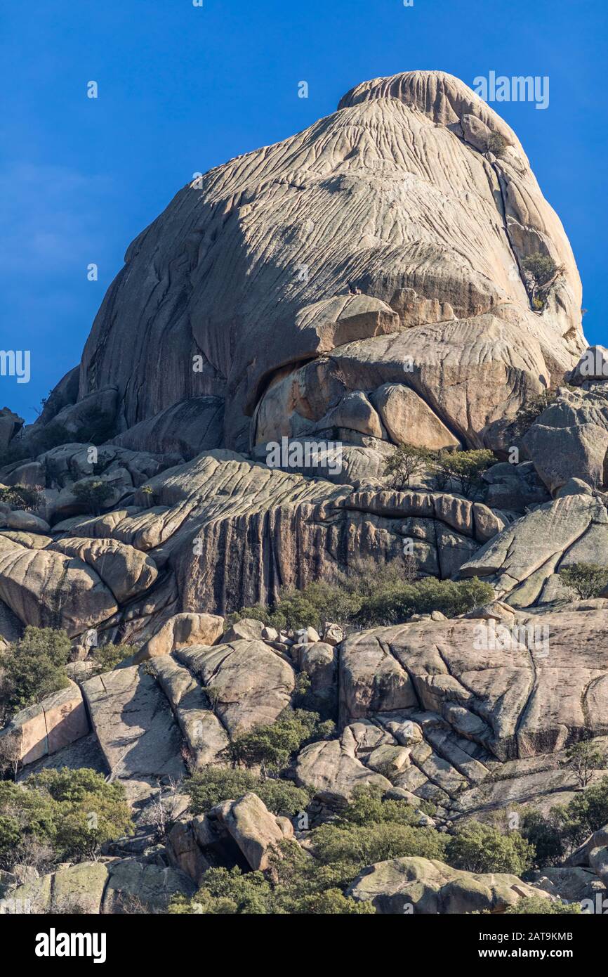 'Peña Sirio' ein Ehrfurcht Berg mit schöner Felsformation in La Pedriza im Guadarrama Nationalpark (Spanien). Ein toller Ort zum Klettern Stockfoto