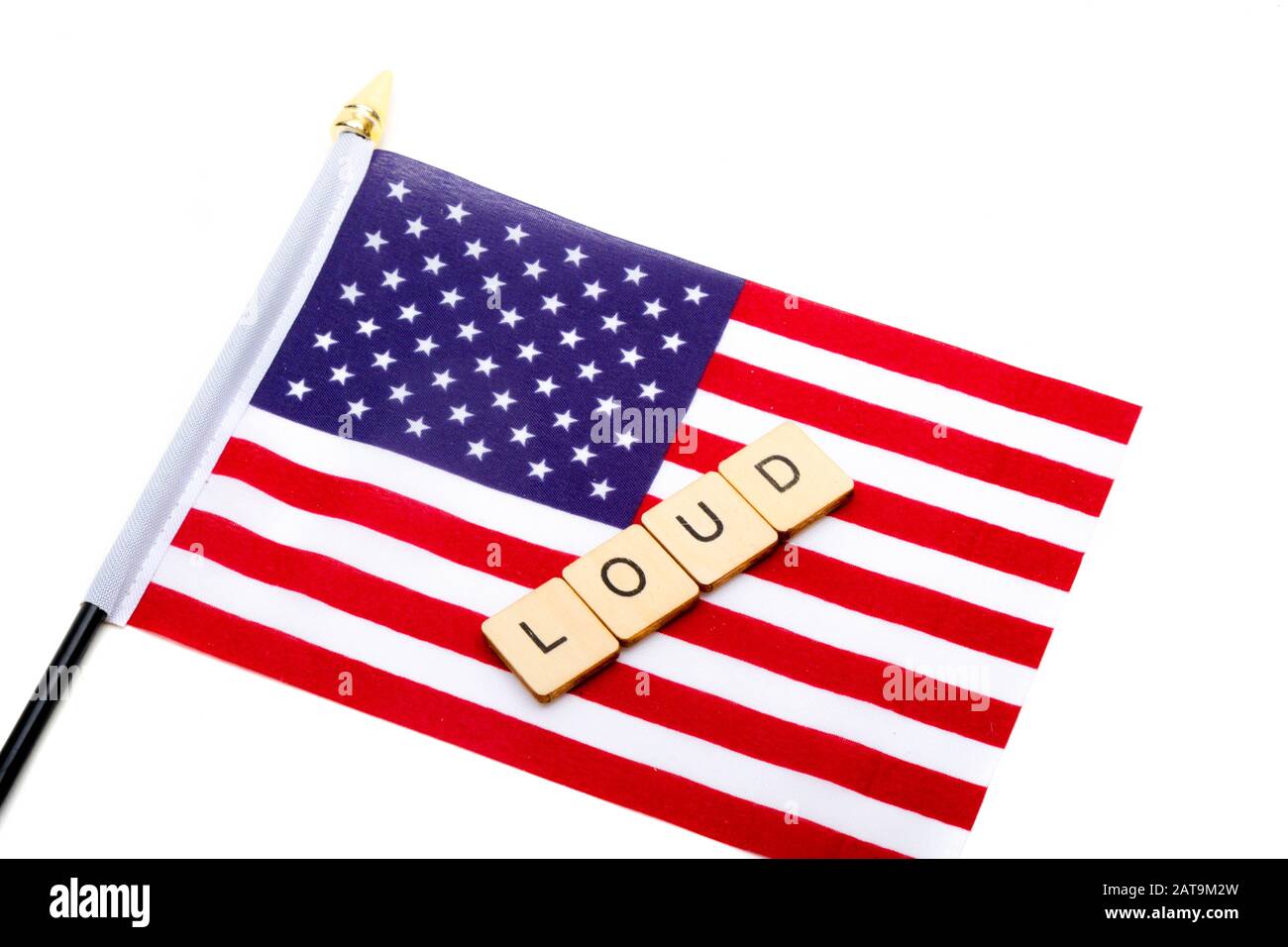 Die Flagge der Vereinigten Staaten isolierte sich auf weißem Hintergrund mit einem lauten Schild Stockfoto