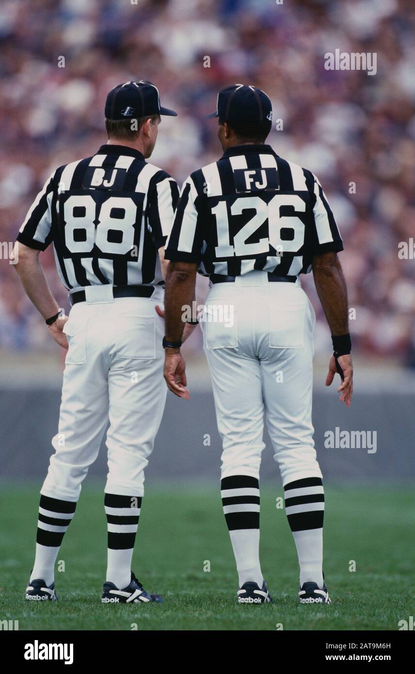 Zwei NFL-Funktionäre schauen während einer Auszeit während eines in den USA gespielten Spiels der National Football League auf. Stockfoto