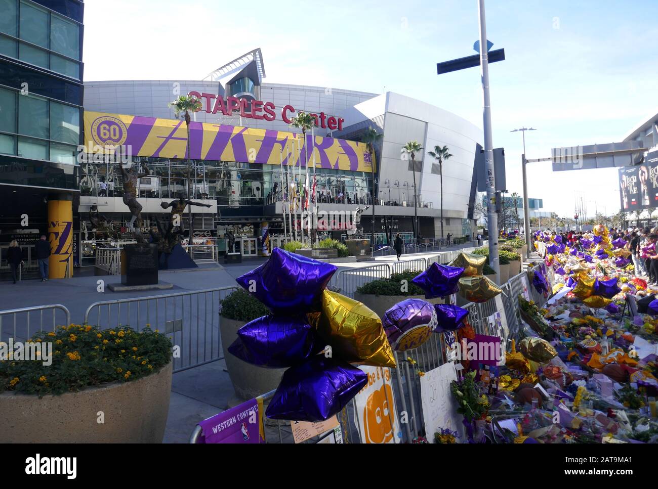 Los Angeles, Kalifornien, USA 31. Januar 2020 EIN allgemeiner Blick auf die Atmosphäre von Kobe Bryant und Gigi Bryant Memorial im Staples Center am 31. Januar 2020 in Los Angeles, Kalifornien, USA. Foto von Barry King/Alamy Live News Stockfoto