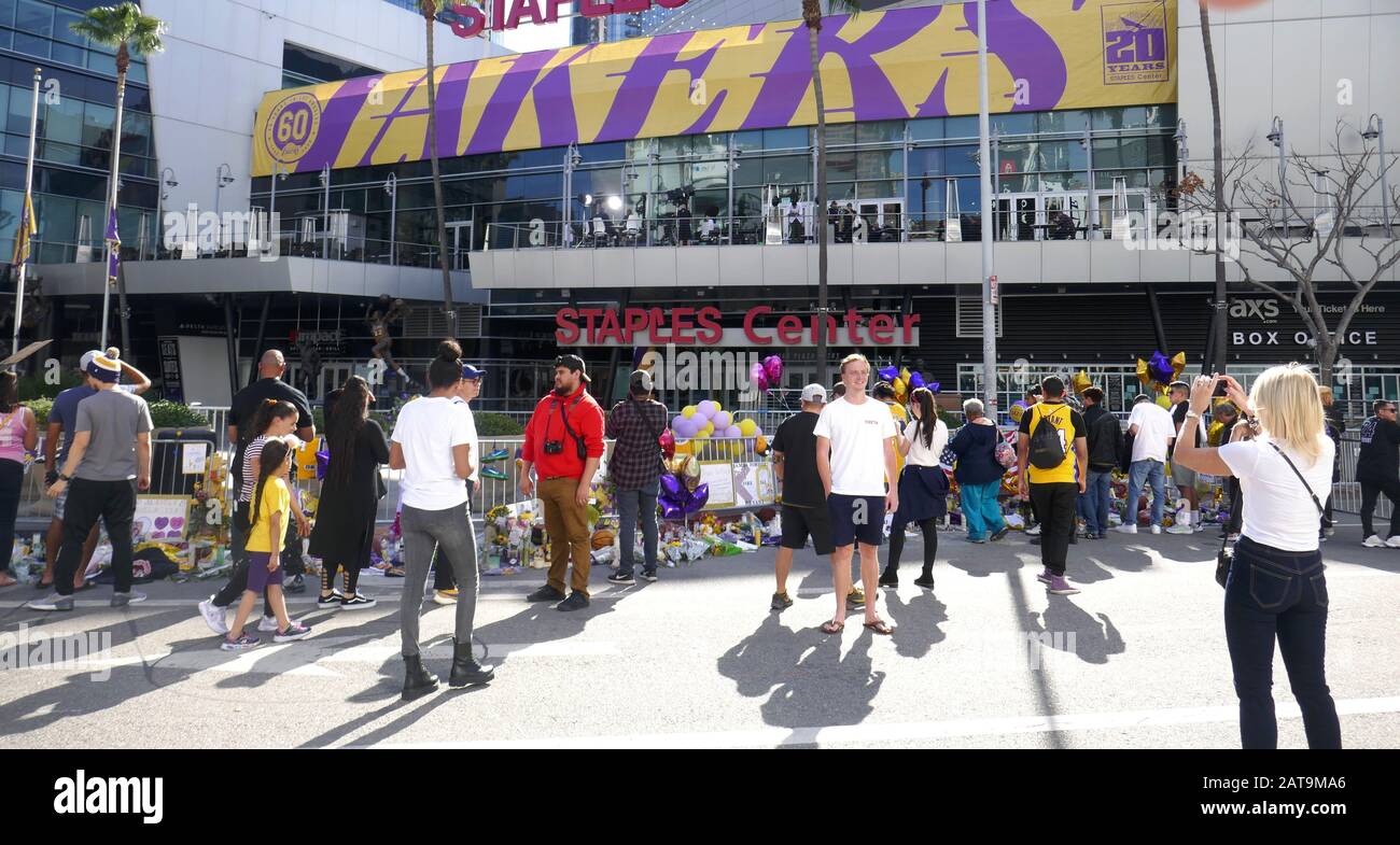 Los Angeles, Kalifornien, USA 31. Januar 2020 EIN allgemeiner Blick auf die Atmosphäre von Kobe Bryant und Gigi Bryant Memorial im Staples Center am 31. Januar 2020 in Los Angeles, Kalifornien, USA. Foto von Barry King/Alamy Live News Stockfoto
