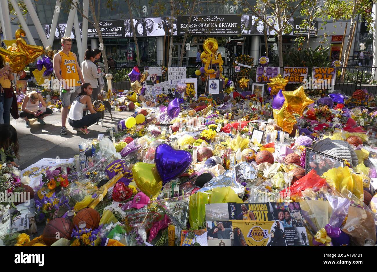 Los Angeles, Kalifornien, USA 31. Januar 2020 EIN allgemeiner Blick auf die Atmosphäre von Kobe Bryant und Gigi Bryant Memorial im Staples Center am 31. Januar 2020 in Los Angeles, Kalifornien, USA. Foto von Barry King/Alamy Live News Stockfoto
