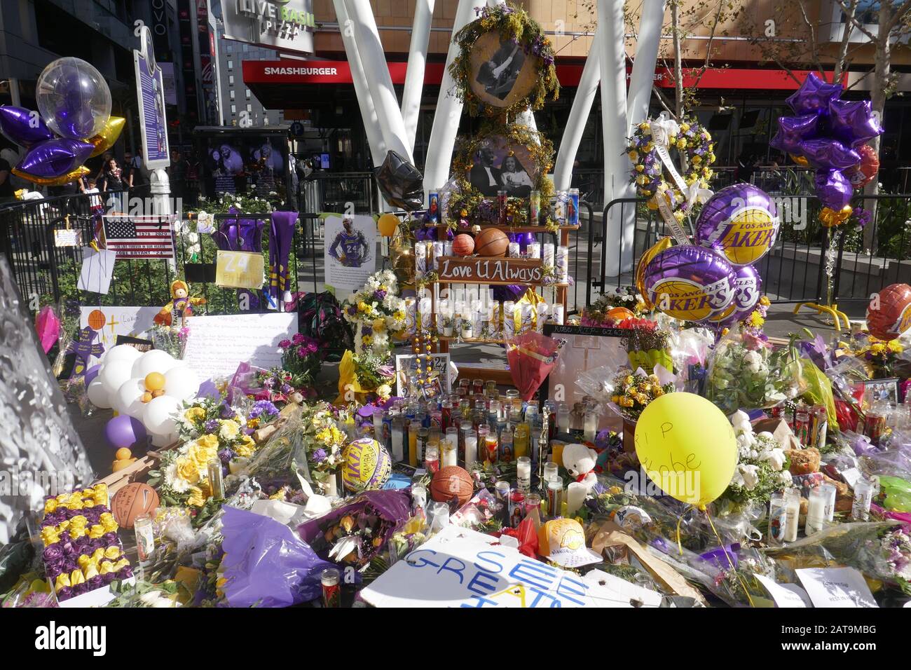 Los Angeles, Kalifornien, USA 31. Januar 2020 EIN allgemeiner Blick auf die Atmosphäre von Kobe Bryant und Gigi Bryant Memorial im Staples Center am 31. Januar 2020 in Los Angeles, Kalifornien, USA. Foto von Barry King/Alamy Live News Stockfoto