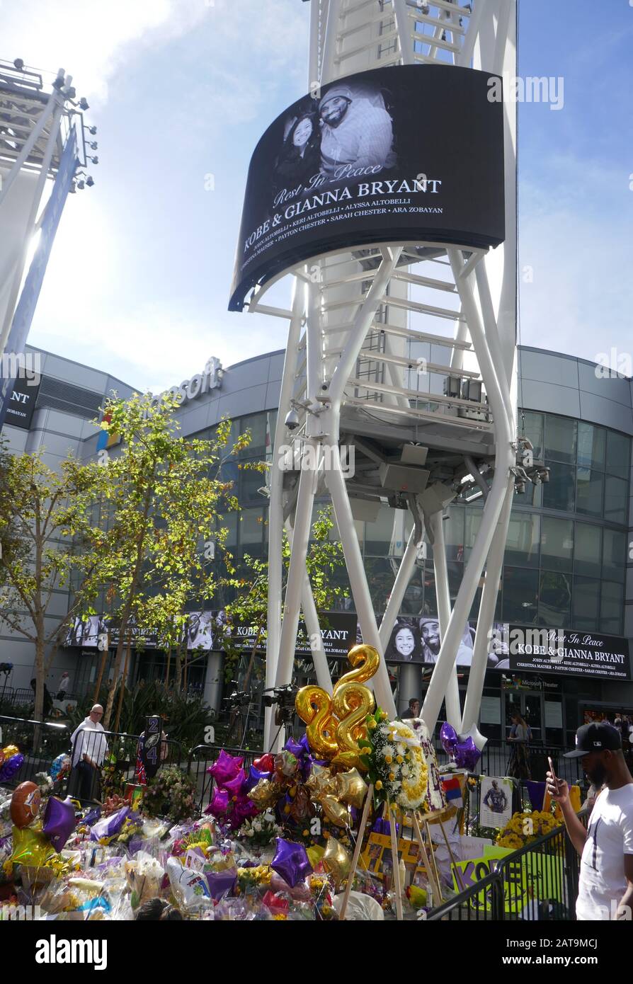 Los Angeles, Kalifornien, USA 31. Januar 2020 EIN allgemeiner Blick auf die Atmosphäre von Kobe Bryant und Gigi Bryant Memorial im Staples Center am 31. Januar 2020 in Los Angeles, Kalifornien, USA. Foto von Barry King/Alamy Live News Stockfoto