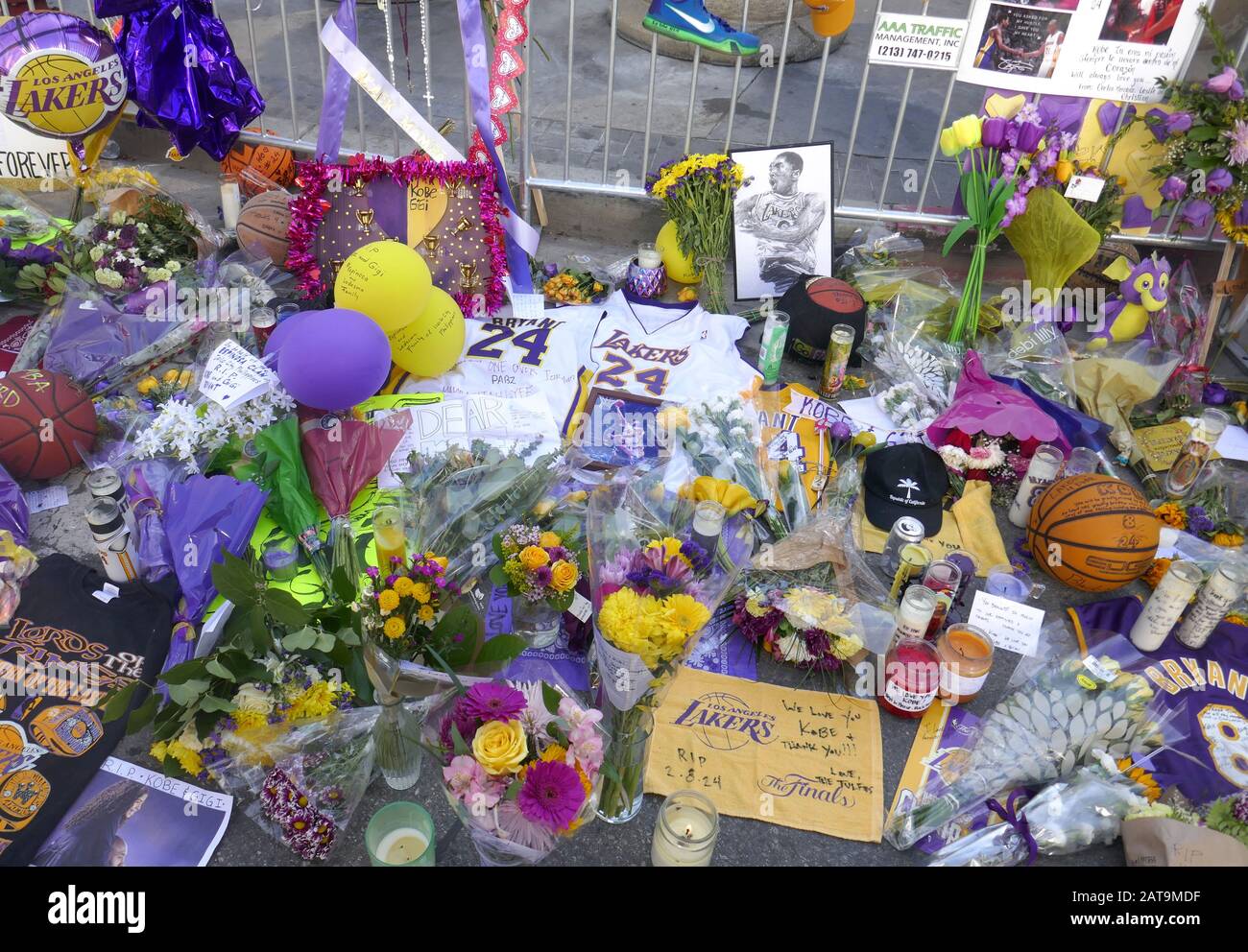 Los Angeles, Kalifornien, USA 31. Januar 2020 EIN allgemeiner Blick auf die Atmosphäre von Kobe Bryant und Gigi Bryant Memorial im Staples Center am 31. Januar 2020 in Los Angeles, Kalifornien, USA. Foto von Barry King/Alamy Live News Stockfoto
