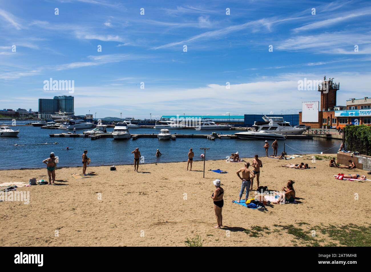 Menschen am Strand in der Nähe des Sportnajahafens in Wladiwostok Stockfoto