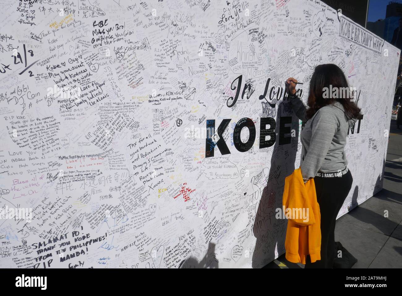 Los Angeles, Kalifornien, USA 31. Januar 2020 EIN allgemeiner Blick auf die Atmosphäre von Kobe Bryant und Gigi Bryant Memorial im Staples Center am 31. Januar 2020 in Los Angeles, Kalifornien, USA. Foto von Barry King/Alamy Live News Stockfoto